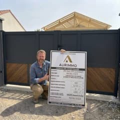 Christophe avec son panneau de permis de construire Aurimmo